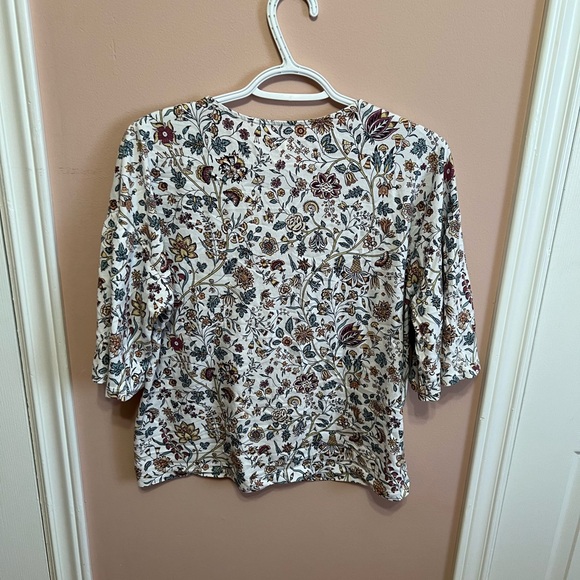 4/$10 floral top - Picture 3 of 3